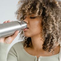 Los expertos coinciden: si usas botellas de agua reutilizables en casa, el trabajo, colegio o gimnasio, estos son los errores a evitar 