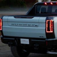 Mejor no romper un faro aparcando. Se han vuelto tan absurdamente caros que cuestan más que un coche usado