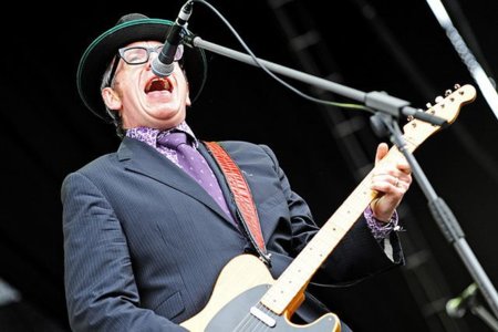 Elvis Costello pide a sus fans que no compren su próximo disco