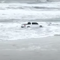 Alguien quiso probar la capacidad 4X4 de su RAM en las olas. Salió mal.