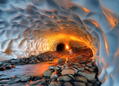 Las extrañas estructuras en una cueva bajo los volcanes de Kamchatka 