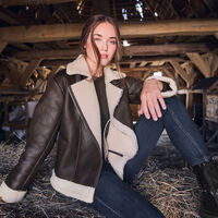 Llega a Lidl la cazadora de piel de color marrón estilo aviador que se convertirá en la favorita de este otoño