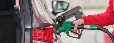Enquanto o petróleo despenca, algo chamativo acontece nos postos de gasolina: os preços não estão caindo 