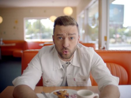 Justin Timberlake muestra cómo llevar blanco total en primavera con su nuevo video