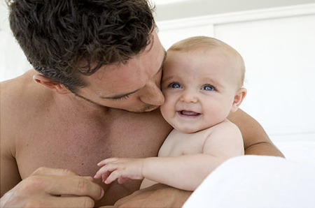 Papá, tú también reconoces el llanto de tu bebé (si pasas tiempo con él)