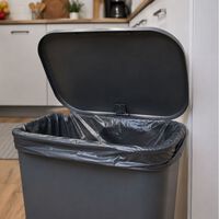 El error que muchos cometen al cambiar la bolsa de la basura y que favorece los malos olores y la aparición de gusanos 