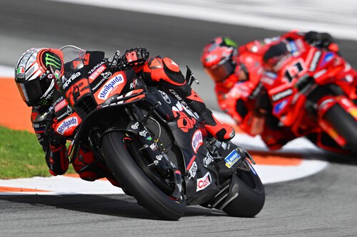 Marco Bezzecchi lidera el doblete de Aprilia en Valencia y Honda gana honor pero pierde concesiones por un punto 