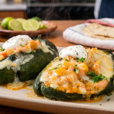 Cómo hacer chiles rellenos estilo gobernador: quedan deliciosos con camarón congelado y mucho queso manchego 