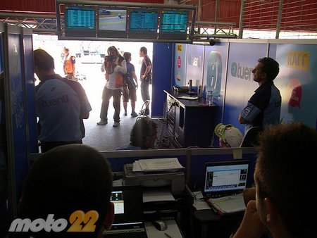 Moto GP Catalunya 2010: Entrenamientos desde el box del equipo Tuenti Racing Derbi 3/4