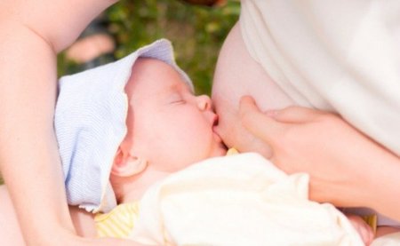 No hay que dar agua a los bebés amamantados