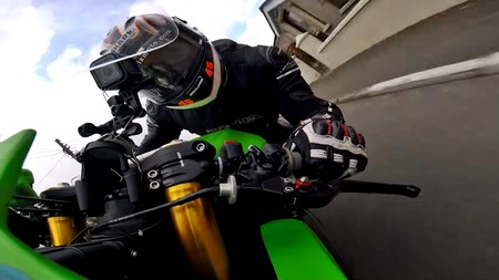 No, estos vídeos no están a cámara rápida, es que los pilotos de road races tienen las bolas de acero
