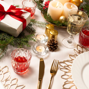 No es un hule, pero se limpia igual de fácil: este mantel antimanchas resinado es ideal para las fiestas navideñas