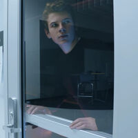 La película de Backrooms pudo haberse estrenado hace años, pero su director tenía un proyecto muy importante pendiente: acabar el instituto