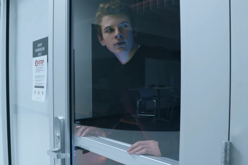 La película de Backrooms pudo haberse estrenado hace años, pero su director tenía un proyecto muy importante pendiente: acabar el instituto