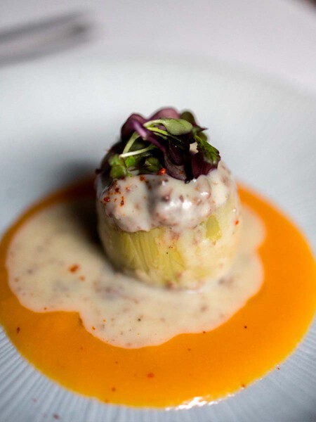 La Alcachofa Rellena De Rabo De Toro De Candeli Con La Parmentier De Yuca Y Patata La Mas Clara En La Base