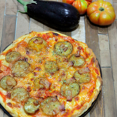 Pizza de berenjena y bacon, una receta para compartir