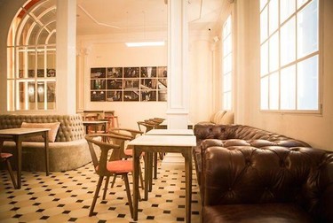 De Madrid a Barcelona, Lateral lo sigue petando