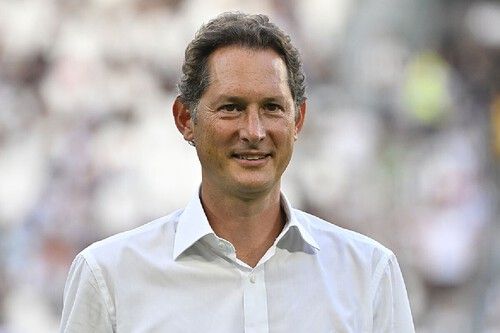 John Elkann sorrindo. Créditos: banco de imagens