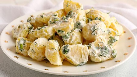 Para comer caliente o fría: la ensalada de papa alemana es un clásico simple y rico, que no lleva mayonesa