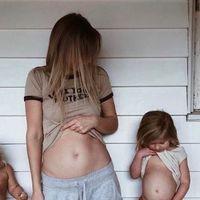 El divertido y tierno anuncio de embarazo donde todos presumen barriguita 