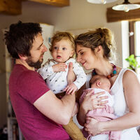 El Gobierno aprueba por decreto estos tres permisos de la Ley de Familias que habían quedado en el limbo  