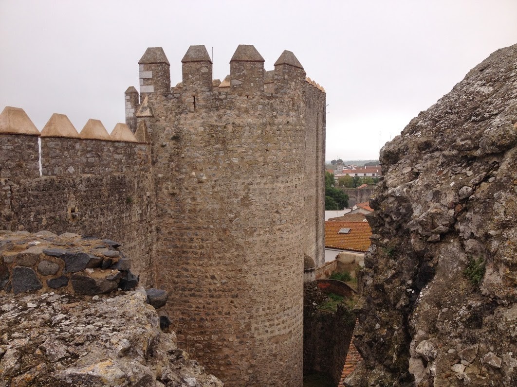 El castillo de Serpa en el Alentejo portugués