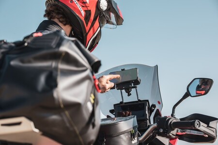 Givi presenta sus nuevos soportes para moto para que no pierdas el móvil o el GPS durante el camino