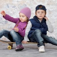 Fabrica un monopatín con sidecar para salir a practicar con su hijo 