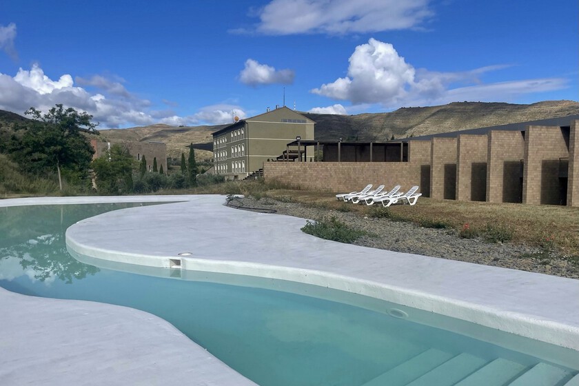 Este es el espectacular balneario que ha reabierto en La Rioja después de un siglo en ruinas: aguas termales, viñedos y una arquitectura que se integra en el entorno