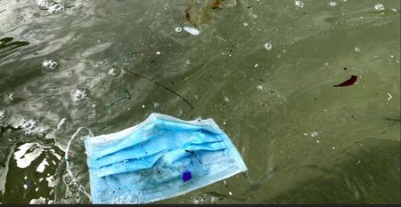 Empiezan a encontrarse miles de mascarillas en el mar: ¿qué debemos hacer con las mascarillas usadas?