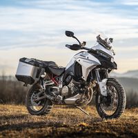 La Ducati Multistrada V4 estrena color, actualizaciones electrónicas y nuevos accesorios de cara al 2022 