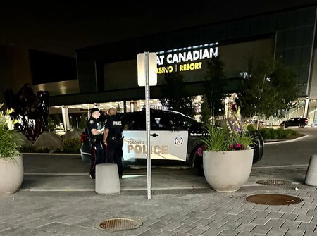 Ladrón siendo detenido en la puerta del casino Ladrón siendo detenido en la puerta del casino