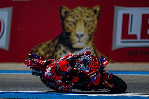 Marc Márquez gana su primera carrera con la Ducati roja pese al susto con las presiones de los neumáticos