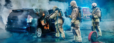 De mantas a inyecciones de agua: cómo los bomberos están cambiando la forma de apagar los incendios con la expansión de los coches eléctricos