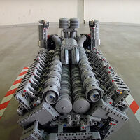 No sabemos si mola más ver cómo funciona este enorme motor diésel de LEGO o cómo lo transportan