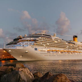 Así es la cocina del crucero más grande del mundo: se preparan 30.000 comidas diarias para abastecer a los 23 restaurantes del barco