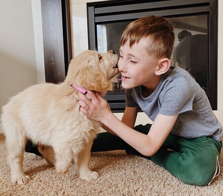Un niño de siete años encuentra en una perrita sin una pata a su mejor compañera de juegos: él también lleva una prótesis