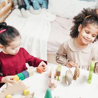 Fases del juego social en la infancia: así evolucionan los niños