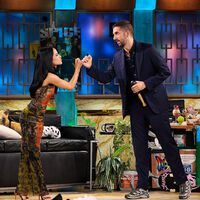 Becky G pone nervioso a David Broncano al darle la vuelta a sus preguntas habituales en 'La revuelta'. "¿Quieres saber por qué?"