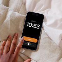 Me he quedado dormido muchas veces "por culpa" de la alarma del iPhone. Con iOS 26.1 se añade la opción definitiva para evitarlo