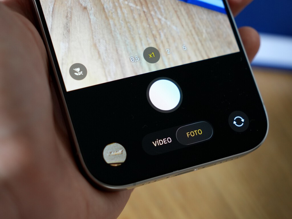 Si el control de la cámara en iOS 26 te parecía ir al revés, no estabas solo. Apple ha añadido una opción para arreglarlo 
