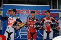 Troy Bayliss campeón del mundo de SBK 2008, Haga vence la primera carrera