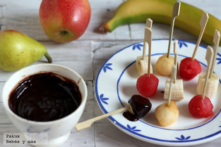 Recetas de verano para hacer con peques: fondue de chocolate y frutas