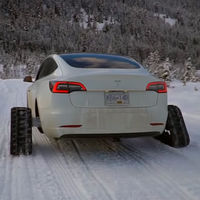 Para qué poner neumáticos de invierno a tu Tesla Model 3 si tienes un par de orugas de nieve a mano