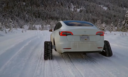Para qué poner neumáticos de invierno a tu Tesla Model 3 si tienes un par de orugas de nieve a mano