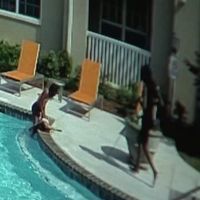 Una niña de diez años salva a su hermana de tres de morir ahogada en una piscina