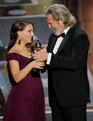 El escándalo de Natalie Portman en los Óscar: que de cisne negro, ésta tiene más bien poco...