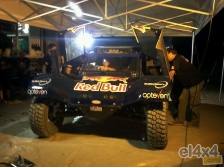 Pillado Carlos Sainz con su nuevo buggy para el Dakar 2014