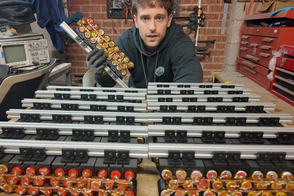 Un YouTuber creó una megabatería con 500 vapers para suministrar energía a su casa. Ahora, se olvidó de pagar facturas de luz 