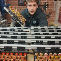 Utilizó 500 vapers reciclados para dar energía a su PC Gaming y su próximo objetivo es despedirse de la factura de la luz